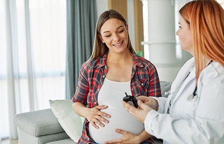 pregnant-woman-checking-with-doctor-mobile